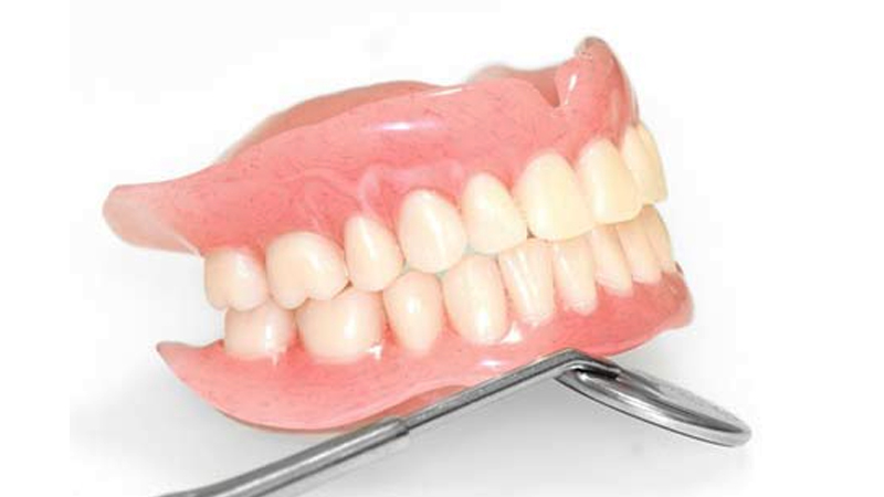 برتری ایمپلنت دندانی در مقابل دندان مصنوعی | دندانپزشک متخصص اصفهان